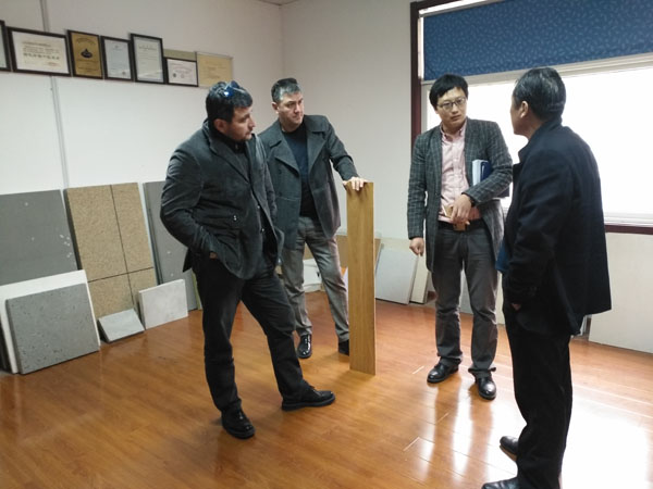 阿塞拜疆客户到公司参观玻镁板设备