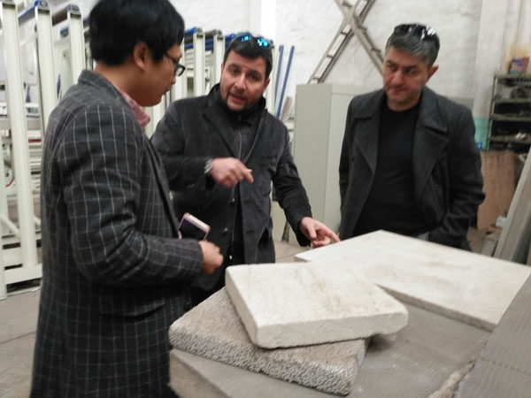 阿塞拜疆客户到公司参观玻镁板设备